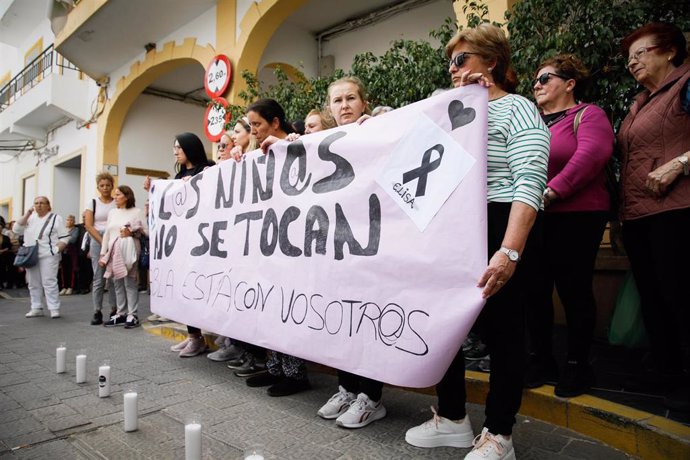 Concentración en Abla (Almería) en memoria de las dos menos presuntamente asesinadas a manos de su padre.