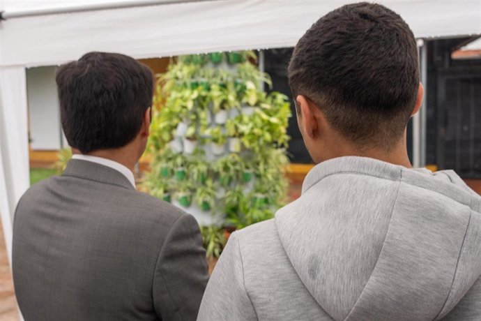 Archivo - El consejero de Justicia, Administración Local y Función Pública, José Antonio Nieto, conversa con un  interno en un centro de menores.