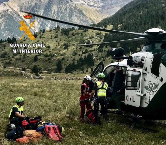 Archivo - Uno de los rescates realizados por la Guardia Civil de Huesca este fin, en el Pirineo.