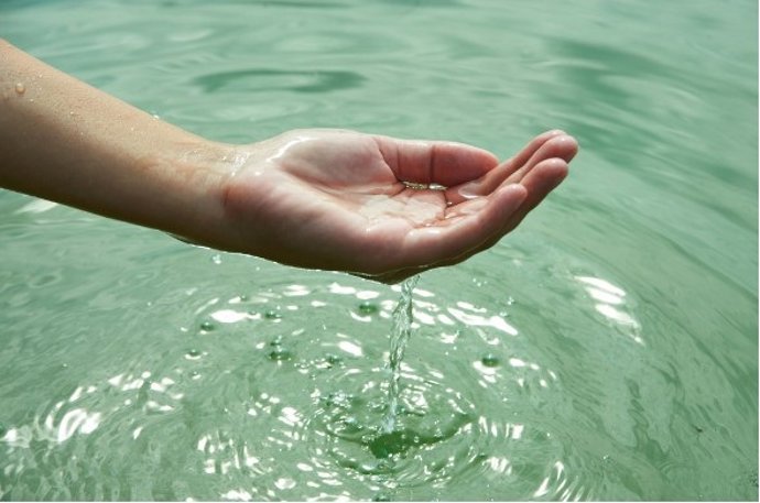 Archivo - La Junta sensibiliza a los menores sobre la necesidad de hacer un uso eficiente del agua.