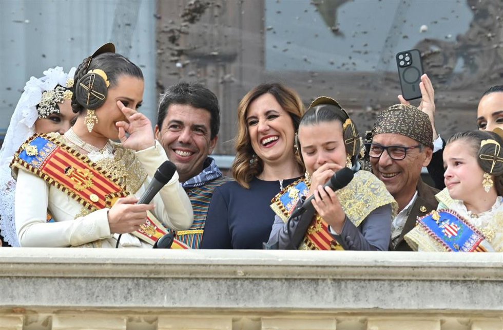 La alcaldesa de Valncia, María José Catalá, y el presidente de la Generalitat, Carlos Mazón, junto a las Falleras Mayores, en la última masclet de las Fallas 2024