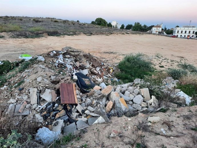 Archivo - Escombrera en el entorno de Montelirio, en Sevilla.