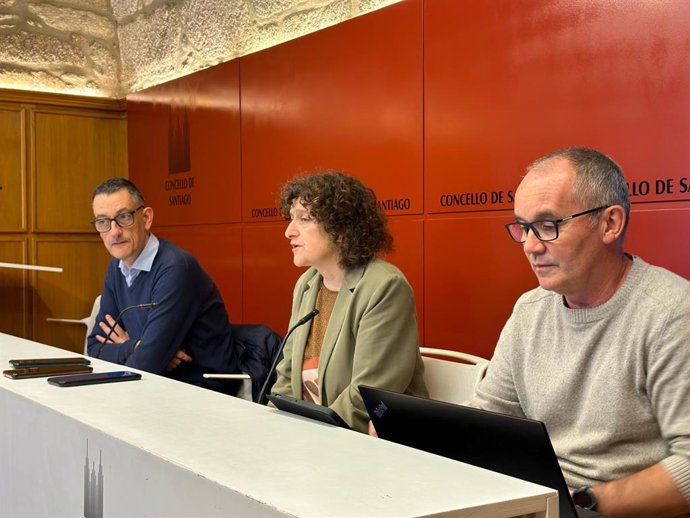 La alcaldesa de Santiago, Goretti Sanmartín; el concejal de Movilidad, Xan Duro, y el gerente de Tussa, José Ramón Mosquera.