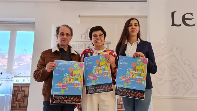 La concejala de Acción y Promoción Cultural del Ayuntamiento de León con los representantes de la Orquesta Sinfónica Odón Alonso.