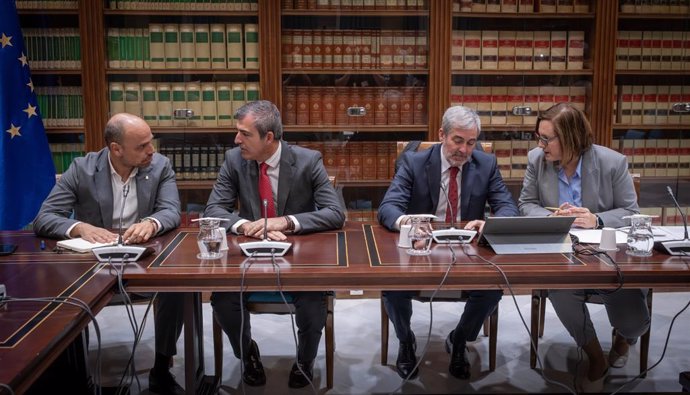 El vicepresidente del Gobierno de Canarias, Manuel Domínguez, y el presidente, Fernando Clavijo, en una reunión con los portavoces parlamentarios para abordar la distribución de menores migrantes no acompañados