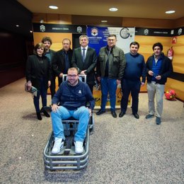 Investigadores de la UCO y representantes de las empresas participantes en la presentación del prototipo de silla de ruedas para la práctica del fútbol 'powerchair'.