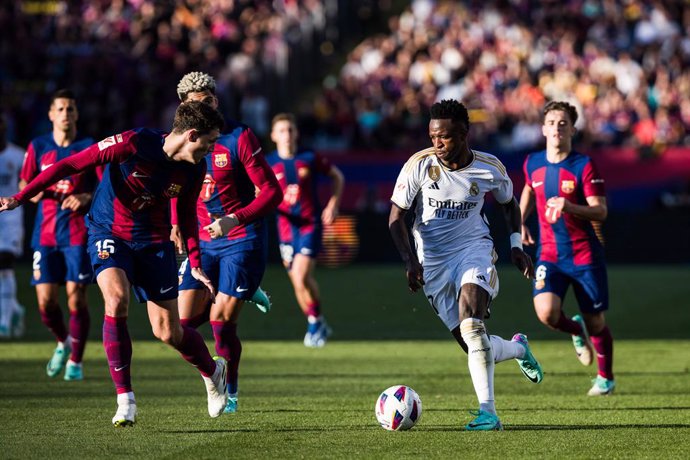 Archivo - Vinicius Junior of Real Madrid in action during the Spanish league, La Liga EA Sports, football match played between FC Barcelona and Real Madrid at Estadi Olimpic  on October 28, 2023 in Barcelona, Spain.