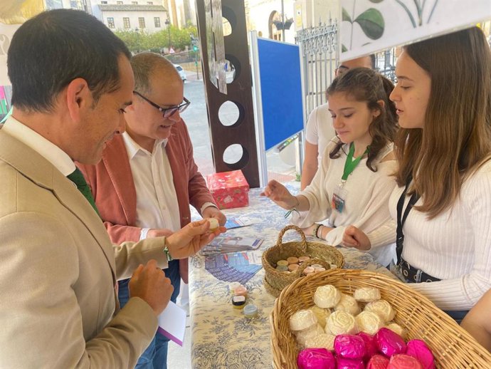 Solano (1i) en uno de los estand del programa 'Siente tus raíces'.