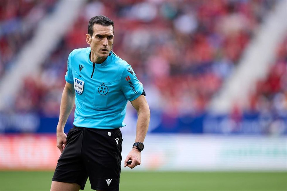 El colegiado valenciano Juan Martínez Munuera, en el Osasuna-Real Madrid de la temporada 2023-2024.