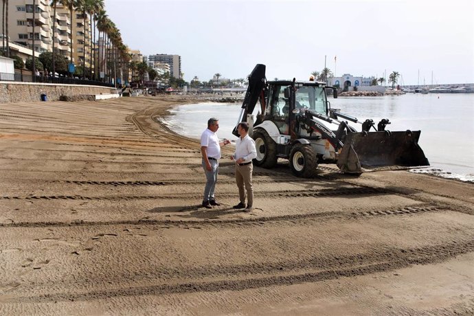 El concejal de playas de Marbella, Diego López, visita los trabajos que en las playas.