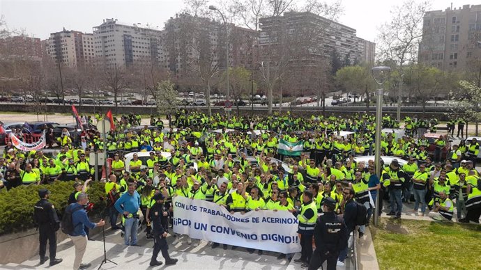 Trabajadores de Acerinox concentrados ante la sede de la empresa en Madrid.