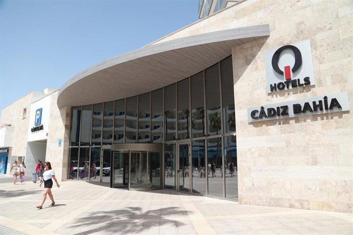 Archivo - Hoteles en la playa de la Victoria de Cádiz. ARCHIVO.