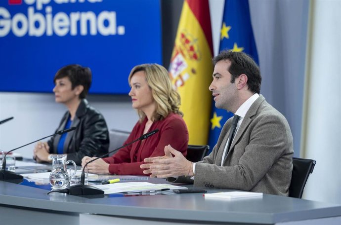 (I-D) La ministra de Vivienda y Agenda Urbana, Isabel Rodríguez; la ministra de Educación, Formación Profesional y Deporte, Pilar Alegría, y el ministro de Economía, Comercio y Empresa, Carlos Cuerpo, durante una rueda de prensa posterior a la reunión d