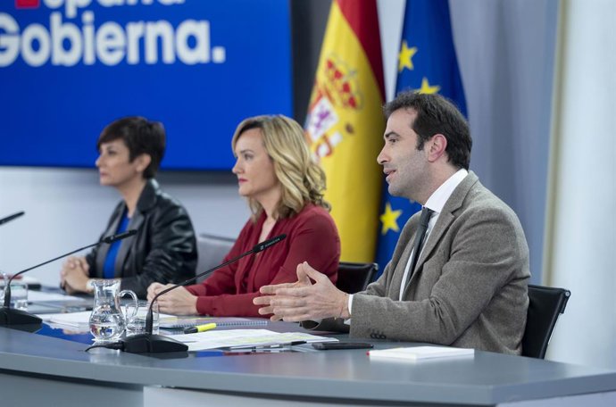 (I-D) La ministra de Vivienda y Agenda Urbana, Isabel Rodríguez; la ministra de Educación, Formación Profesional y Deporte, Pilar Alegría, y el ministro de Economía, Comercio y Empresa, Carlos Cuerpo, durante una rueda de prensa posterior a la reunión d