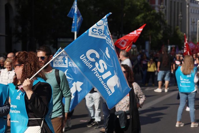 Archivo - Decenas de personas durante una manifestación por la recuperación de la semana laboral de 35 horas para los funcionarios de la Administración madrileña, a 18 de mayo de 2023, en Madrid (España). 