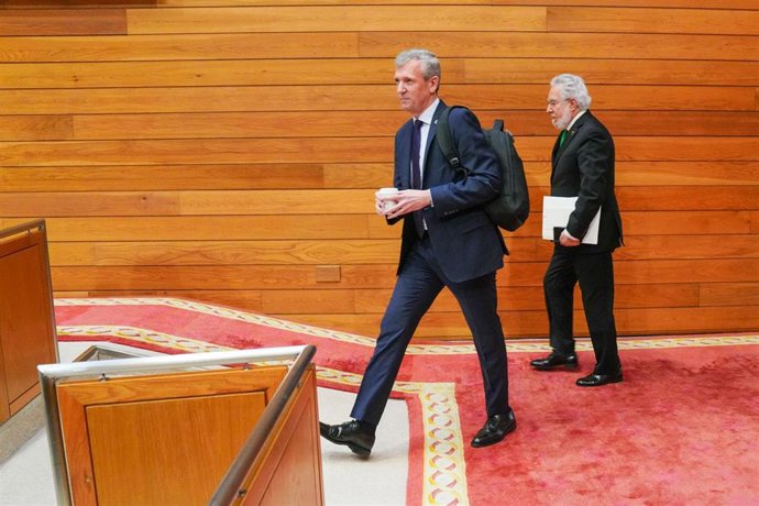 El presidente de la Xunta en funciones y líder del PPdeG, Alfonso Rueda, llega a la sesión de constitución del Parlamento de Galicia, a 18 de marzo de 2024, en Santiago de Compostela, A Coruña, Galicia (España). El Parlamento de Galicia arranca hoy la X
