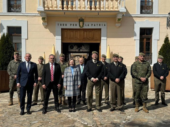 La secretaria de Estado de Defensa junto a otros cargos políticos y mandos militares durante la visita al Acuartelamiento Santocildes de Astorga.
