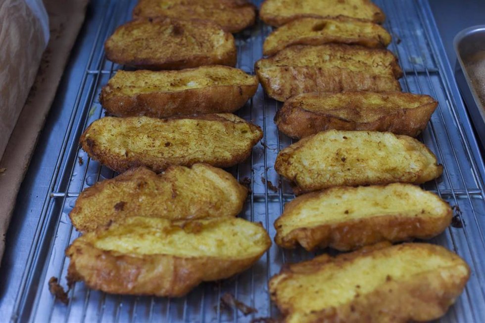 Archivo - Elaboración de torrijas en una pastelería
