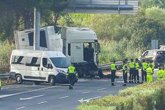 Foto: Seis muertos entre los que figuran dos agentes al arrollar un camión un control de drogas en Sevilla