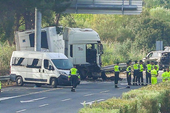 Imágenes del accidente producido hoy en Los Palacios Villafranca, a 19 de marzo de 2023, en Sevilla, Andalucía (España). Seis fallecidos, dos de ellos guardias civiles, al arrollar un camión un control en la AP-4 en Los Palacios (Sevilla)