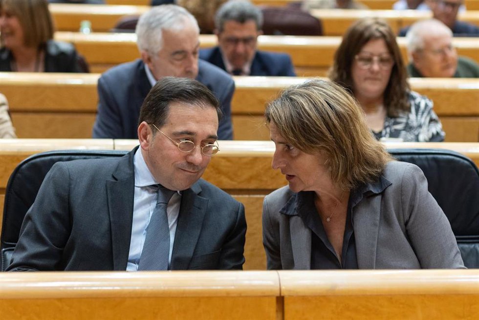 El Ministro de Asuntos Exteriores, José Manuel Albares y la vicepresidenta tercera y ministra para la Transición Ecológica y el Reto Demográfico, Teresa Ribera, durante un pleno en el Senado