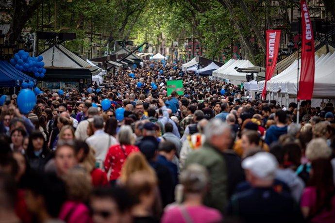 Archivo - Diada de Sant Jordi a la Rambla