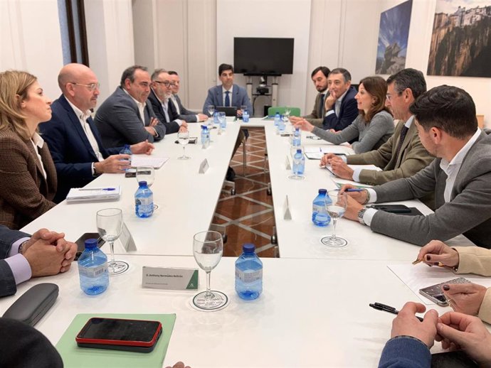 Reunión Junta alcaldes del Valle del Guadalhorce en Málaga para abordar actuaciones en materia hídrica.