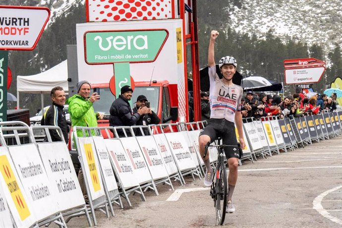 El ciclista esloveno Tadej Pogacar (UAE Team Emirates) ha ganado este martes la segunda etapa de la Volta a Catalunya, disputada entre Mataró y la estación de esquí de Vallter 2000 sobre 186,5 kilómetros