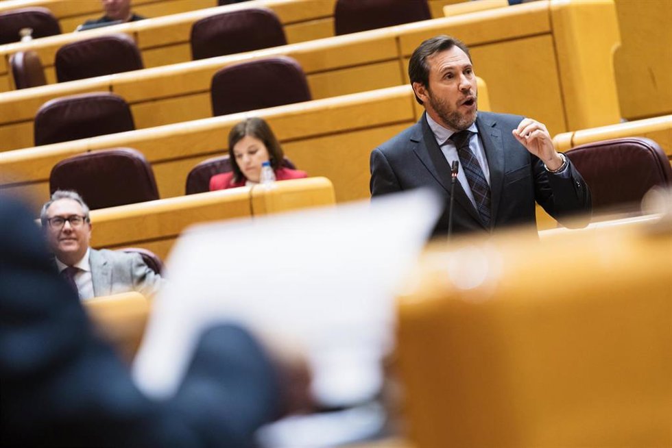 El ministro de Transportes y Movilidad Sostenible, Óscar Puente, interviene durante una sesión plenaria en el Senado, a 20 de febrero de 2024, en Madrid (España). Durante el pleno se han abordado cuestiones como las muertes de los agentes en Barbate, ad