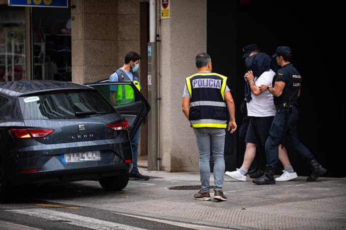 Archivo - Agentes de policía trasladan a un detenido durante un operativo policial en Rúa do Progreso, a 1 de agosto de 2023, en Sanxenxo, Pontevedra, Galicia (España). 