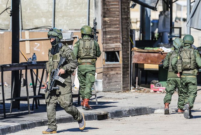 Archivo - February 8, 2024, Nablus, West Bank, Palestine: Israeli forces inspect the site where an Israeli soldier shot a Palestinian youth at Israeli Deir Sharaf checkpoint. Palestinian Red Crescent ambulance personnel reported that the soldier who shot 