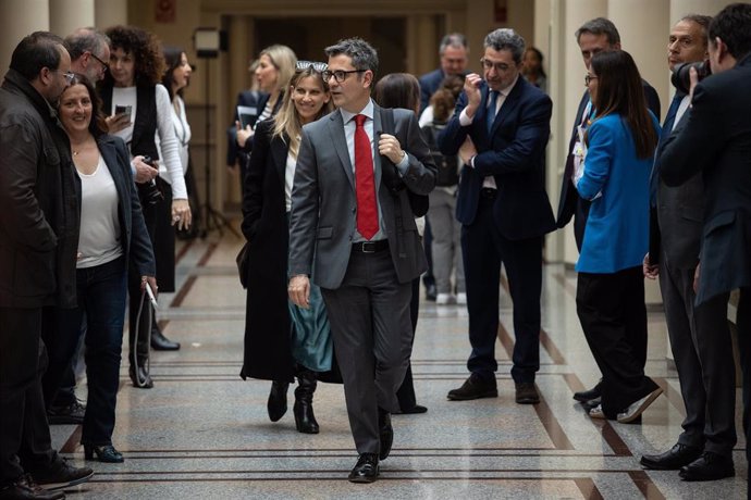 El ministro de la Presidencia, Justicia y Relaciones con las Cortes, Félix Bolaños (c), a su llegada a un pleno en el Senado, a 19 de marzo de 2024.