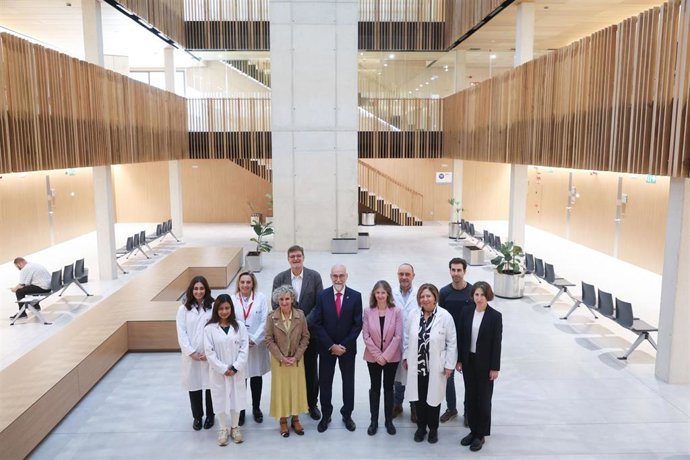 El consejero Domínguez, Alfredo Martínez, gerente del SNS-O, la gerente de Atención Primaria, Susana Miranda, la directora de Navarrabiomed, Maite Mendioroz, investigadores del proyecto, Patricia Palacio y Óscar Lecea, y personal del centro de Lezkairu