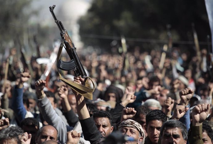 Archivo - Seguidores y miembros de los rebeldes hutíes en una manifestación contra Estados Unidos en la capital de Yemen, Saná (archivo).