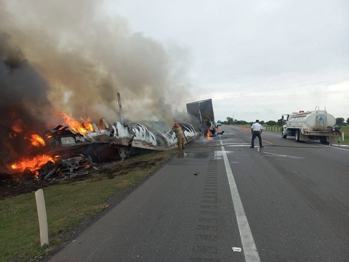 Archivo - Colisión entre un camión y una camioneta en Tamaulipas, México