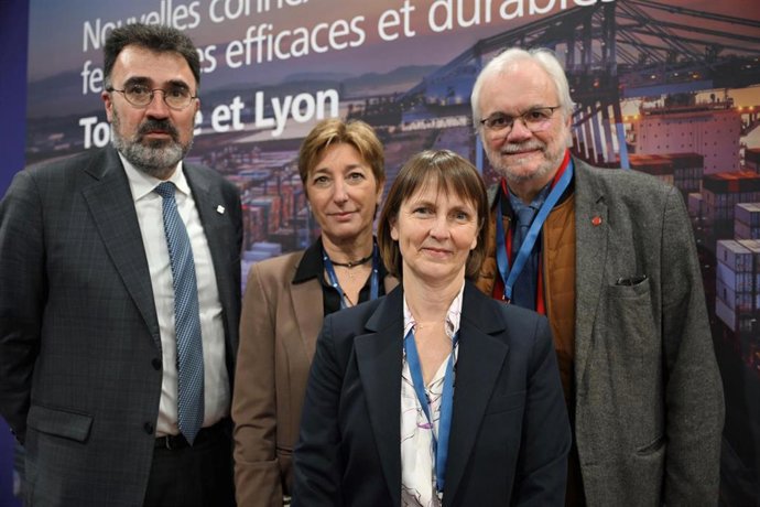 El presidente del Puerto de Barcelona, Lluís Salvadó; la subdirectora general de Comercial y Márketing, Carla Salvadó; la delegada en Francia, Nathalie Thomas, y el vicepresidente de Movilidad para Todos de la región de Occitania, Jean Luc Gibelin.