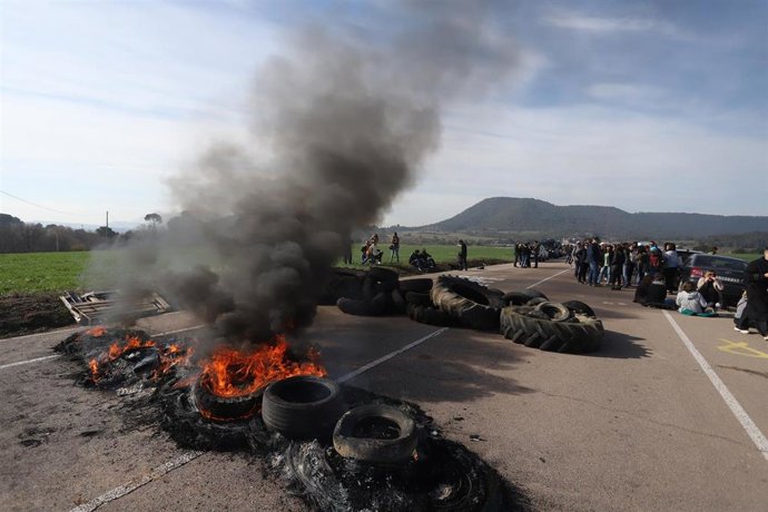 Ruedas quemadas en el acceso a la cárcel de Lledoners, a 18 de marzo de 2024, en Sant Joan de Vilatorrada, Barcelona, Catalunya (España). 