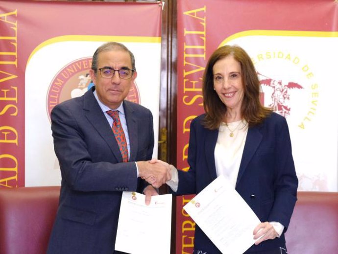 Firma del acuerdo entre la Universidad de Sevilla y la Fundación Cruzcampo.