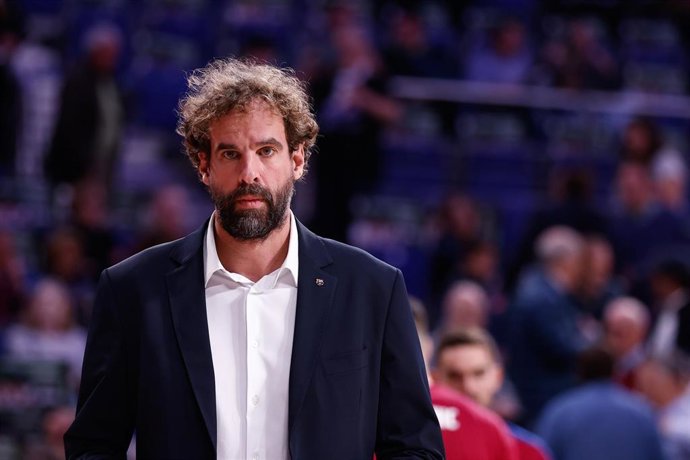 Archivo - Roger Grimau, head coach of FC Barcelona, looks on during the Turkish Airlines EuroLeague, Regular Season, basketball match played between Real Madrid and FC Barcelona at Wizink Center on October 26, 2023, in Madrid, Spain.