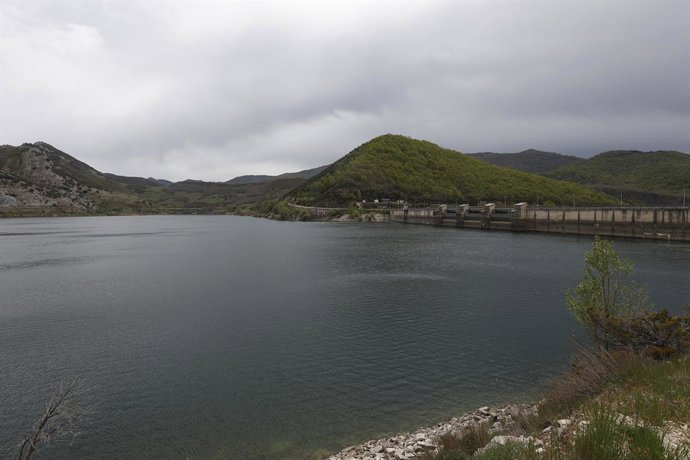 Archivo - Vista del embalse del río Porma, a 28 de abril de 2023, en León, Castilla y León (España). Los embalses de la cuenca del Duero en la provincia de León conservan un buen estado pese a la sequía creciente que se está produciendo por la falta de 