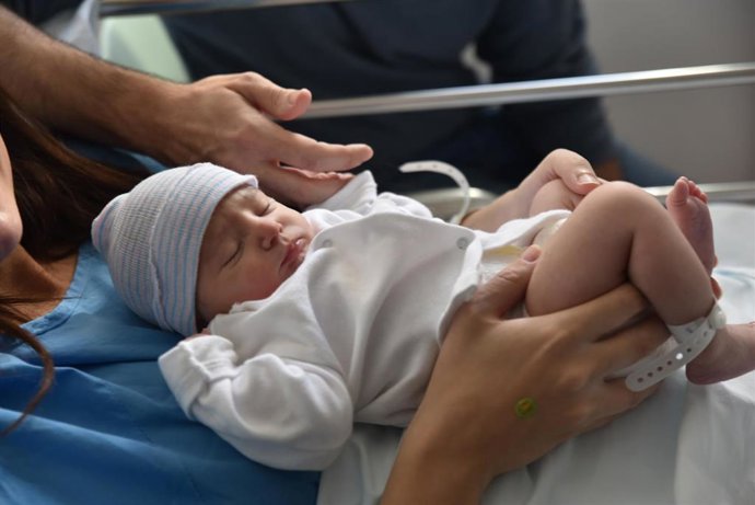 Archivo - Bebé recien nacido.