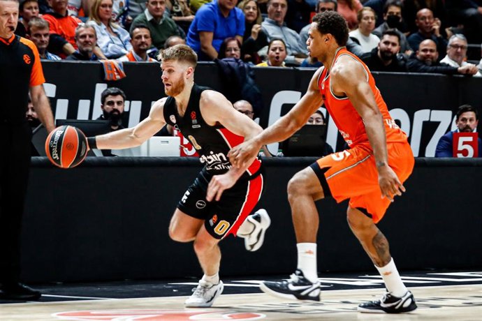 Archivo - Justin Anderson defiende a Thomas Walkup en el Valencia Basket-Olympiacos de la Euroliga 23-24