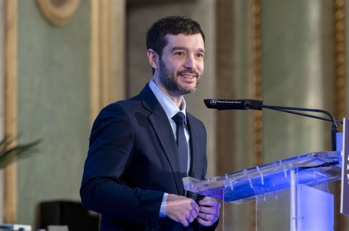 El ministro de Derechos Sociales, Consumo y Agenda 2030, Pablo Bustinduy, interviene durante un desayuno informativo de Nueva Economía Fórum, en el Real Casino Gran Círculo, a 4 de marzo de 2024, en Madrid (España). 