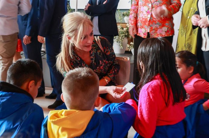 Patricia del Pozo interactúa con alumnos en Chiclana en los Encuentros Deportivos de las Residencias Escolares de Andalucía.