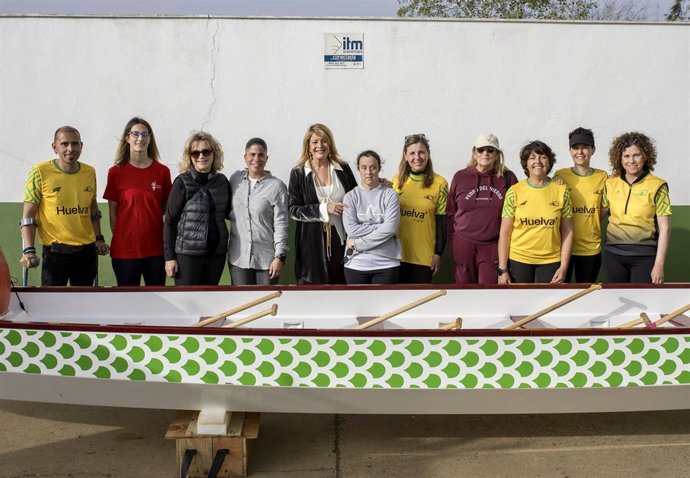 Imagen de la visita de la alcaldesa de Huelva, Pilar Miranda, a las instalaciones del Club Deportivo Tartessos.
