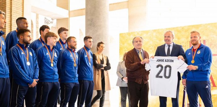 El presidente del Gobierno de Aragón, Jorge Azcón, ha recibido a la selección aragonesa de fútbol que este domingo se convirtió en la campeona de la Copa UEFA de las Regiones