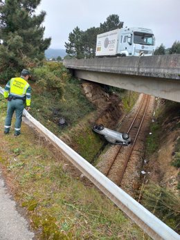Caída dun coche á vía do Feve