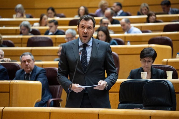 El ministro de Transportes y Movilidad Sostenible, Óscar Puente, durante un pleno en el Senado, a 19 de marzo de 2024, en Madrid (España). La Mesa del Senado ha dado el visto bueno a tramitar la proposición de Ley orgánica de Amnistía y ha decidido que 
