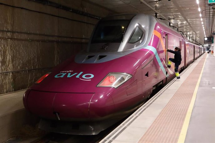 Archivo - Un tren de Avlo en la Estación de Murcia El Carmen.