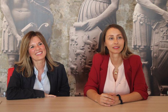 La concejalas María del Carmen García y Elena Rodríguez presentan el proyecto.